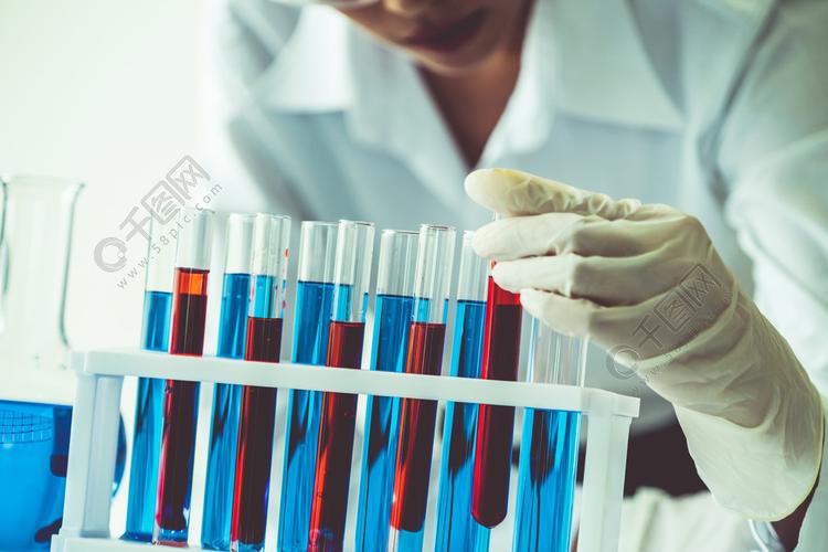 工作在实验室和审查在试管的女科学家生物化学样品科学技术研究开发的